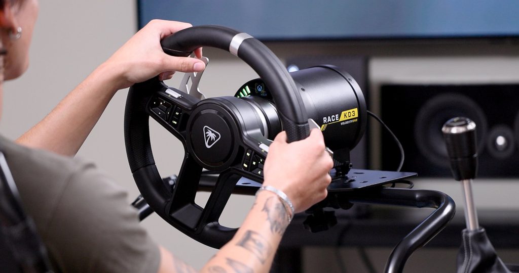 La base direct drive KD3 K: Drive de Turtle Beach et son volant rond en utilisation