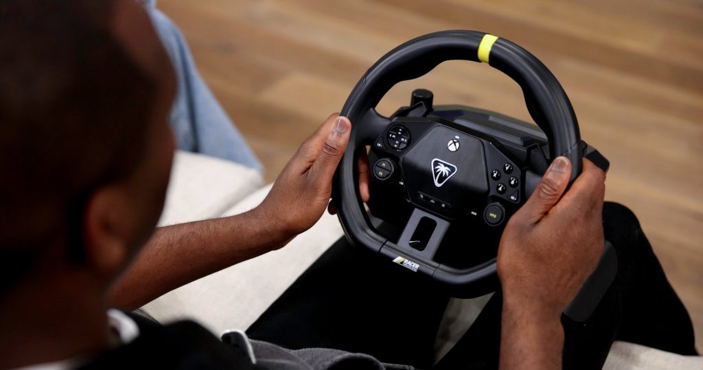 Volant Turtle Beach Racer Wireless sans retour de force tenu par des mains, image du volant pour simracing