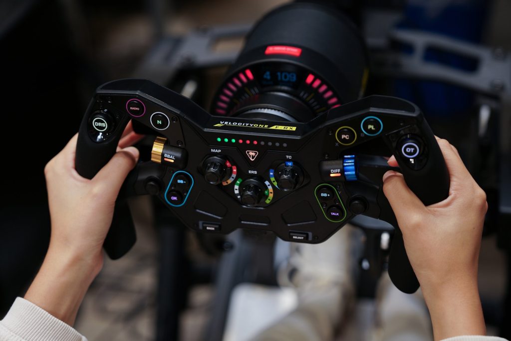 Volant de formule Turtle Beach VelocityOne F-RX sur la base direct drive